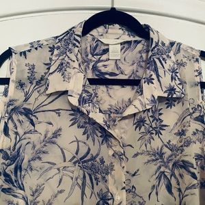 H&M ladies sheer sleeveless front button blouse. Long style, great w tights. XL